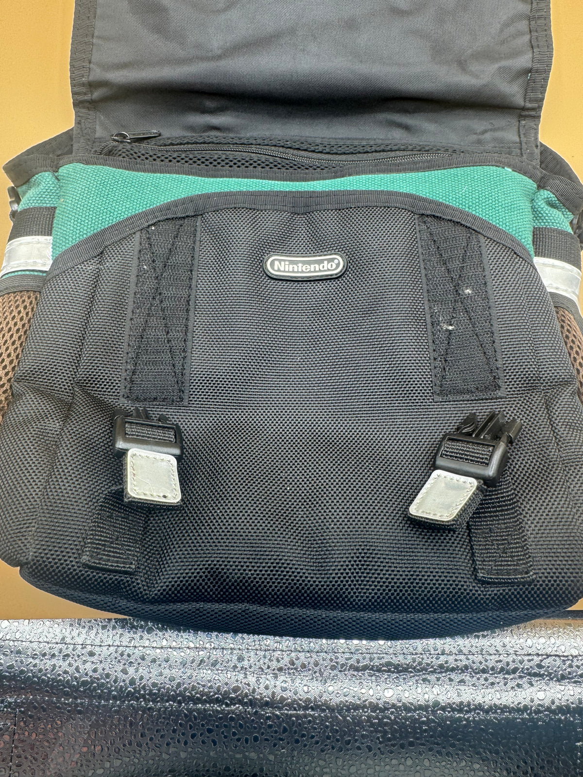 Nintendo Wii Legend of Zelda Hylian Shield messenger bag