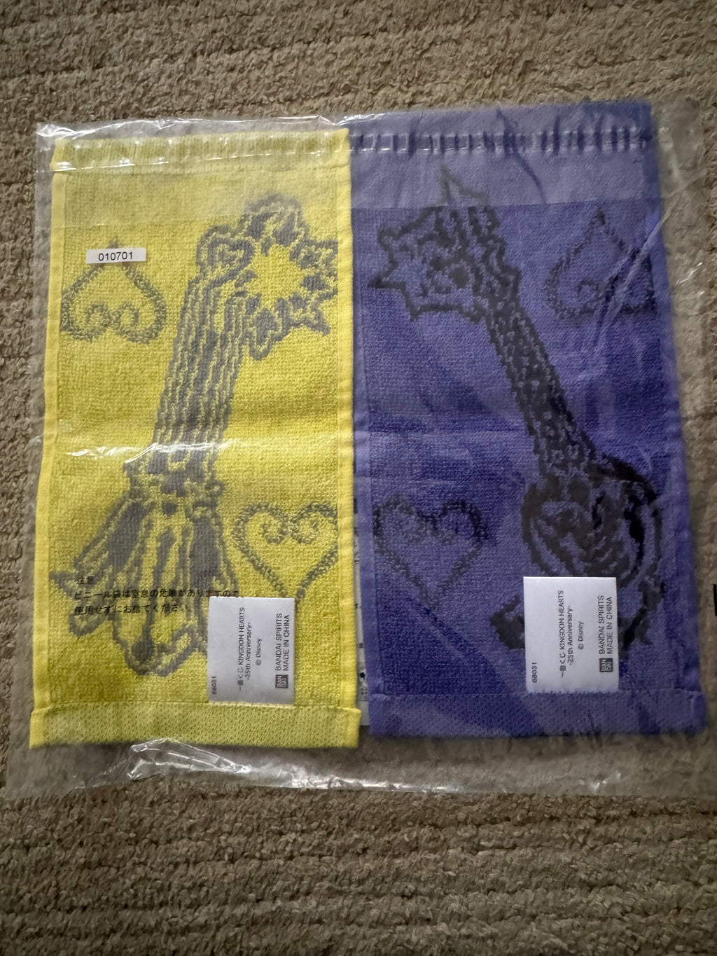 Prize E: Hand Towel Selection (Oblivion & Oathkeeper Keyblade design duo) Banpresto Kingdom Hearts Ichiban Kuji
