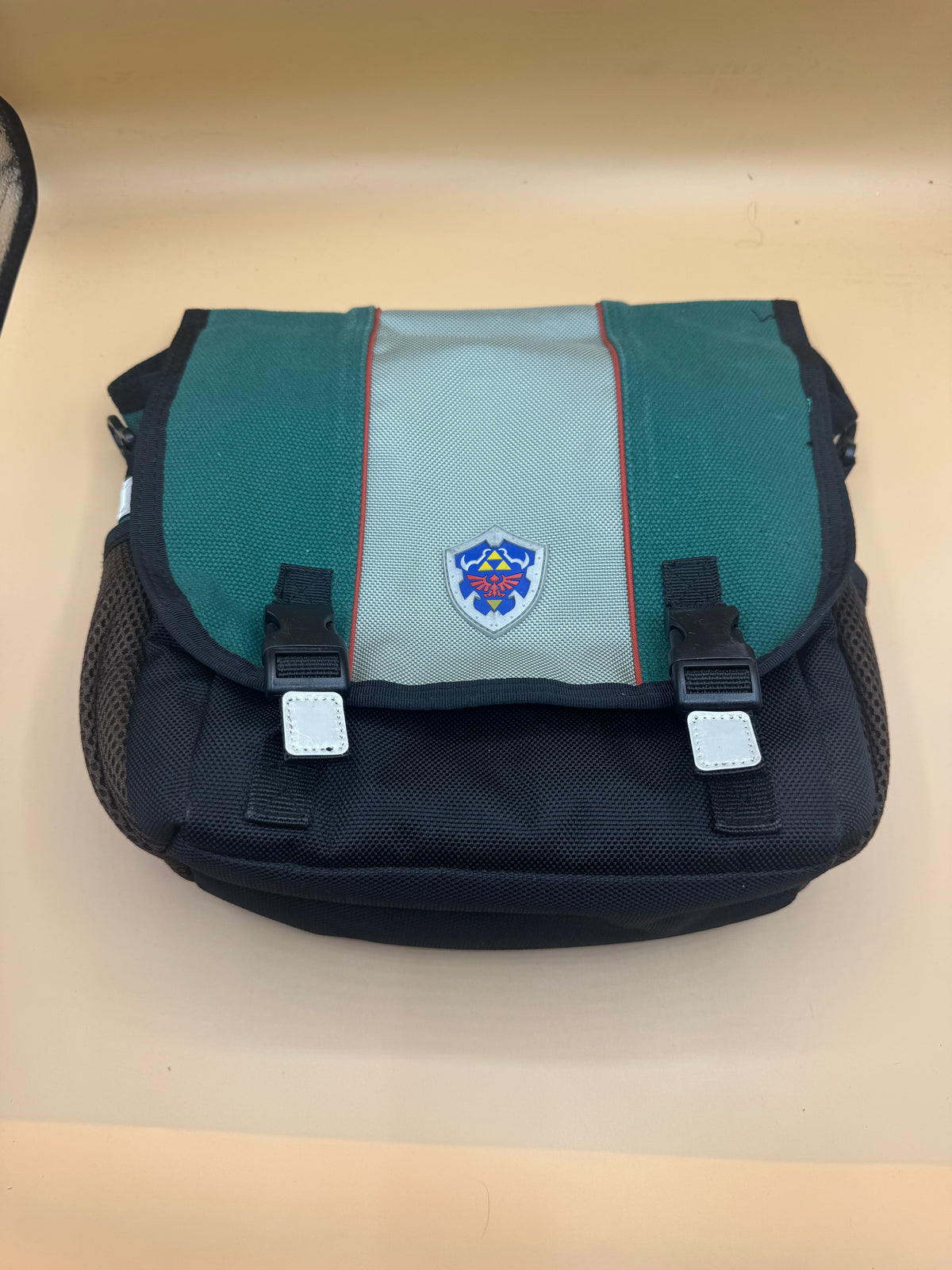 Nintendo Wii Legend of Zelda Hylian Shield messenger bag